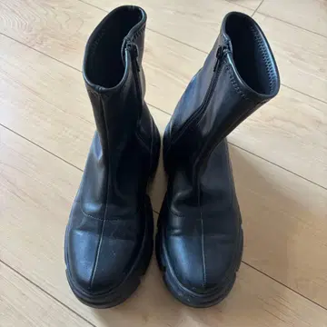 블랙 부츠 통굽