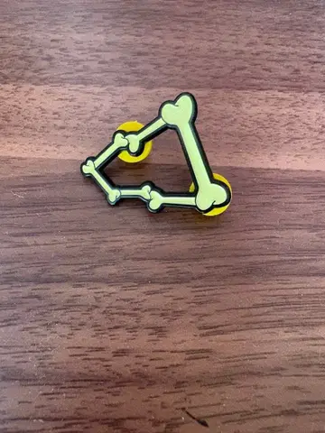 뼈 디자인 핀 배지