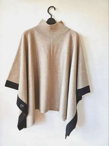 블랙 라인이 고급스럽고 성숙한 느낌을 주는 베이지와 블랙의 하이넥 판초