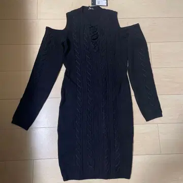 GUESS 어깨 트임 블랙 니트 원피스