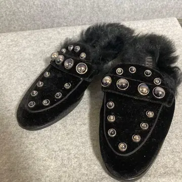 스터드 퍼 포함 블랙 벨로아 로퍼