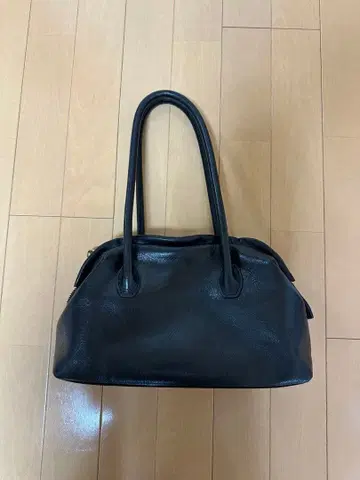 블랙 가죽 핸드백