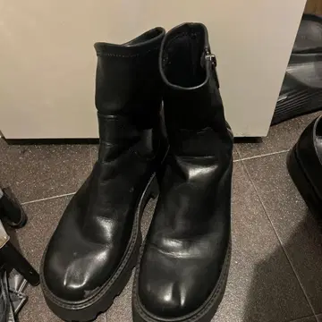 사이드 지퍼 블랙 부츠
