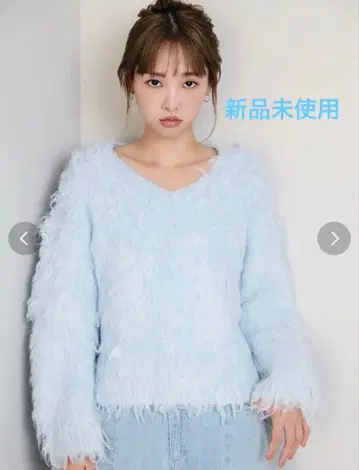 dazzlin 다즐린 립 컬 V넥 니트