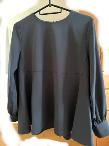 그레이 긴팔 플레어 블라우스