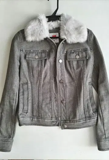 퍼 달린 그레이 데님 자켓