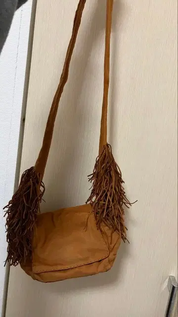 브라운 프린지 달린 스웨이드 숄더백