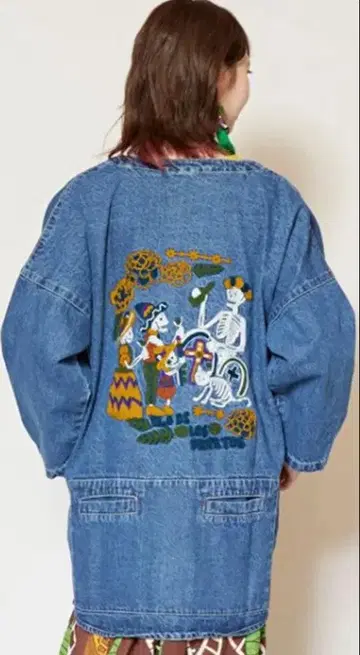 차이하네 카라벨라 자수 노카라 데님 자켓 라이트 블루