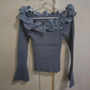 새상품 LILY BROWN 오프숄더 프릴 니트