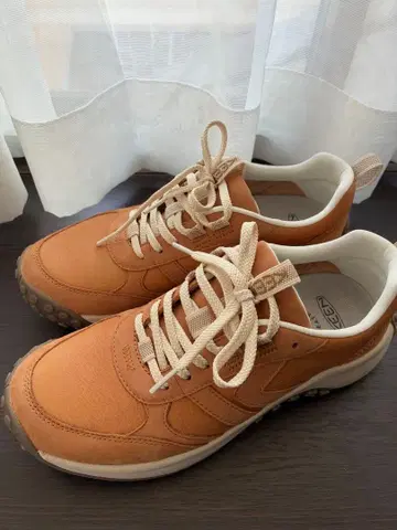 KEEN 브라운 스니커즈