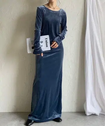 긴팔 롱 기장 백 오픈 벨로아 원피스 블루