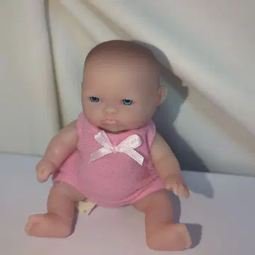 조금 화난 리본 인형