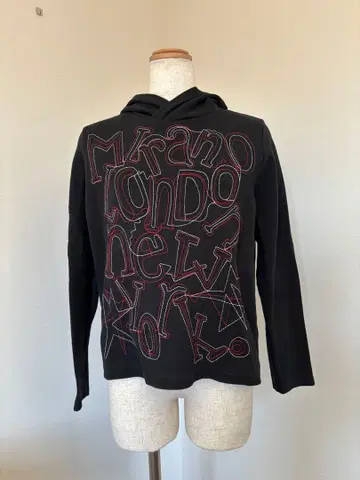 크레센트 듀오의 블랙 그래픽 후드티 후드 부착