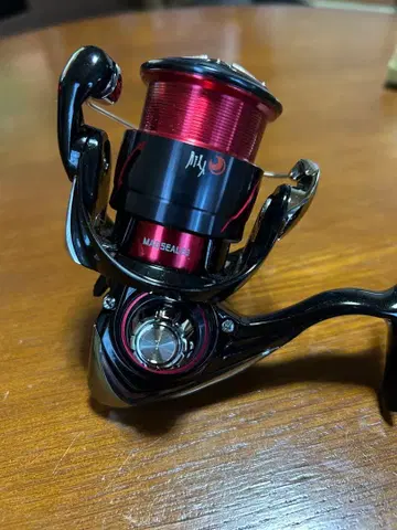 스피닝 릴 LT2000S 블랙/레드