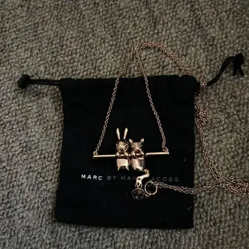 마크제이콥스의 토끼와 고양이 목걸이