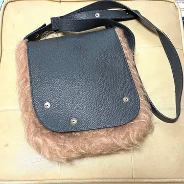 Omar Afridi x OUAT 모헤어 가죽 숄더백 그레이