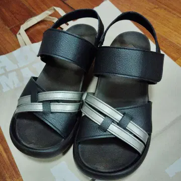 새상품급 Regatta Canoe 블랙 실버 샌들 Fem M