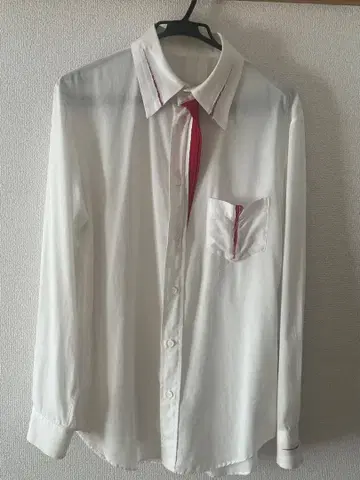 화이트 긴팔 셔츠 빨간색 악센트