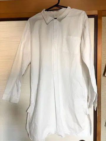 화이트 긴팔 셔츠 포켓 부착