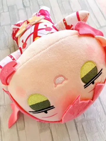 사쿠라미코 누워있는 봉제 인형