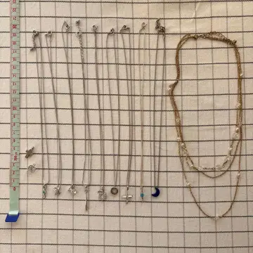 실버와 골드 목걸이 세트