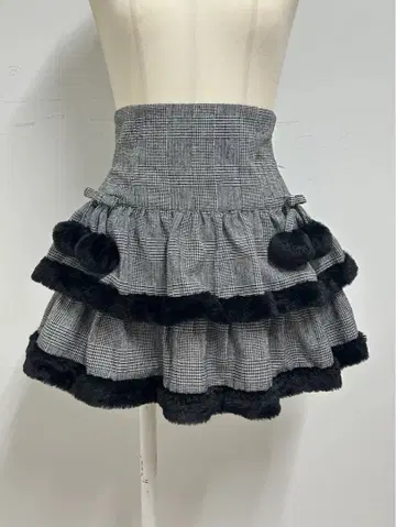 pium 퍼 달린 티어드 미니 스커트