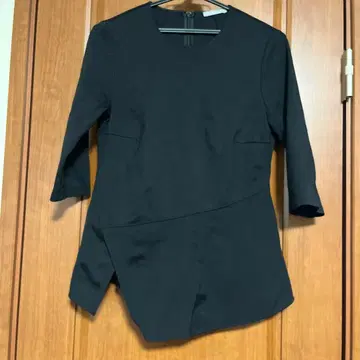 theory 블랙 반소매 비대칭 상의