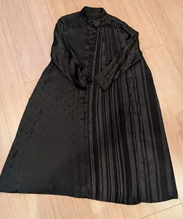 SUM1 STYLE 도트 x 플리츠 긴팔 원피스 블랙 F