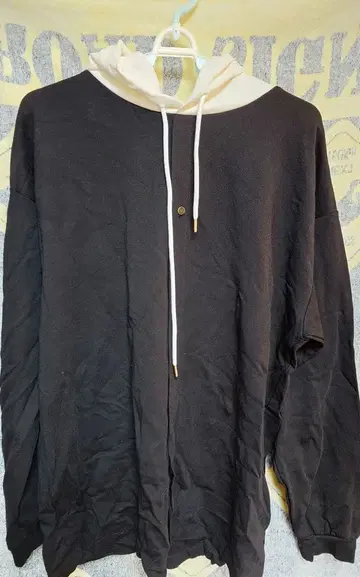 블랙과 화이트의 후드 부착 후드티