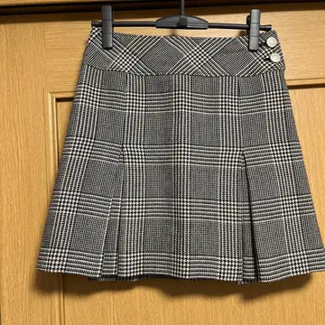 QUEENS COURT 체크 무늬 플리츠 미니 스커트