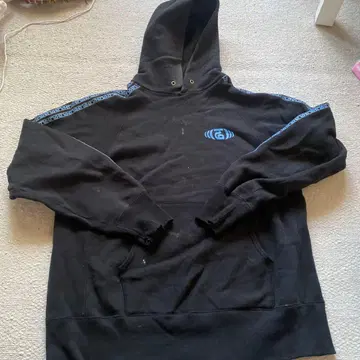 후드 부착 블랙 후드티 파란 로고 포함