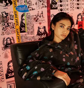 X-Girl 블랙 꽃무늬 후드 부착 후드티