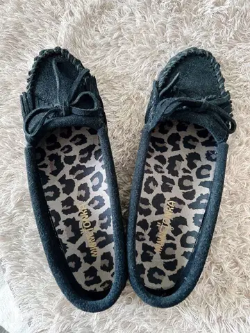 미네통카 블랙스 스웨이드 모카신 깔창 포함