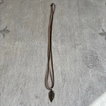 VERITAS 잎 펜던트 목걸이