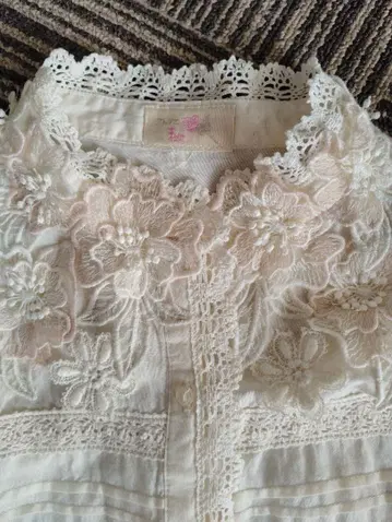 [ 미사용 ] 자수 레이스 포함 긴팔 블라우스