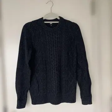 네이비 케이블 짜임 니트 스웨터