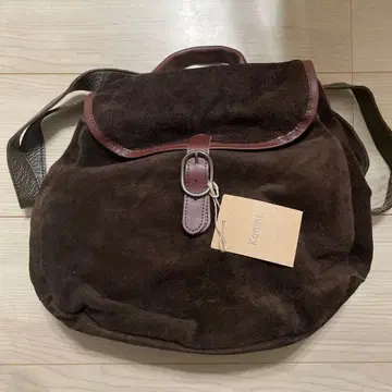 칸미. 브라운 스웨이드 백팩