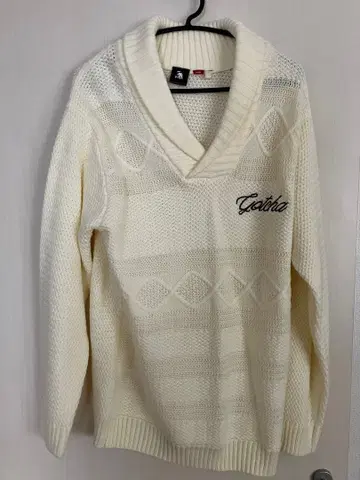 아이보리 V넥 니트