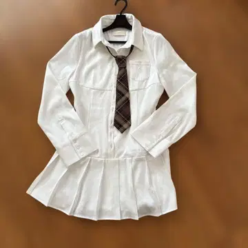 화이트 플리츠 셔츠 체크 넥타이