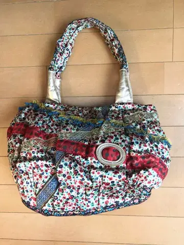 츠모리 치사토 꽃무늬 핸드백