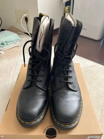 Dr. Martens 1490 10홀 블랙 UK9 10092001
