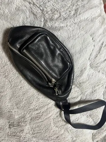 블랙 가죽 바디백 외 포켓 부착 PUBLIC TOKYO