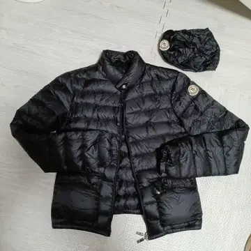 MONCLER 블랙 다운 자켓 수납 봉투 포함
