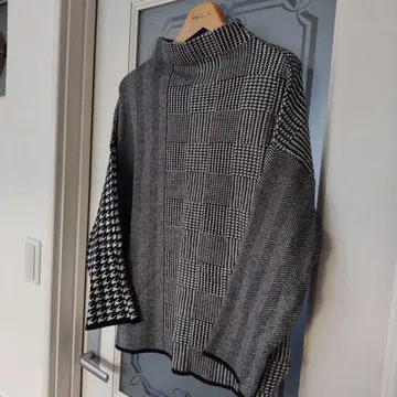 안티카 블랙 화이트 체크 무늬 니트 스웨터