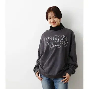 로데오 크라운 와이드 보울 90 로고 맨투맨 상의 차콜 그레이