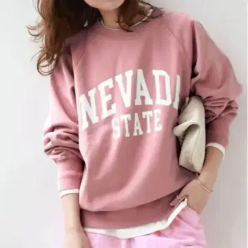 저널 스탠다드 리룸 로고 프린트 맨투맨 핑크