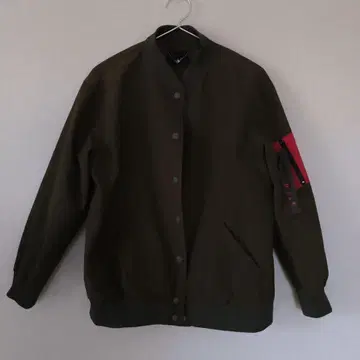 올리브 MA-1 자켓 빨간색 포켓 부착