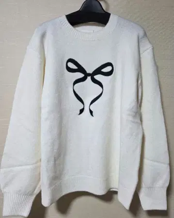 로지 리본 자수 화이트 긴팔 니트 정가 13,000엔