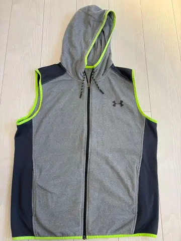 언더아머 후드 부착 베스트 그레이/블랙