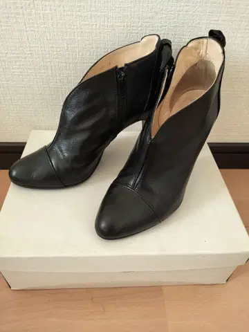 블랙 가죽 부티 하이힐